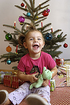 圣诞节,平安夜晚,孩子,女孩,毛绒玩具,喜悦,礼物,圣诞树,圣诞时节,平安夜,幼儿,3岁,坐,地面,愉悦,泰迪熊,高兴,情感,热情,圣诞礼物