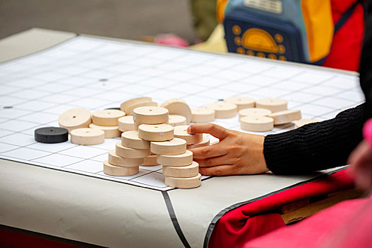 社区活动中心举办里民康乐活动,下棋比赛