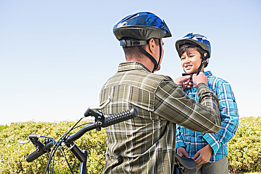 父亲,儿子,自行车头盔