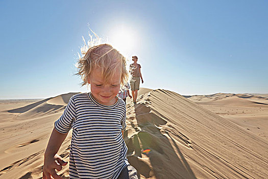母亲,儿子,走,沙滩,沙丘,纳米比诺克陆夫国家公园,非洲
