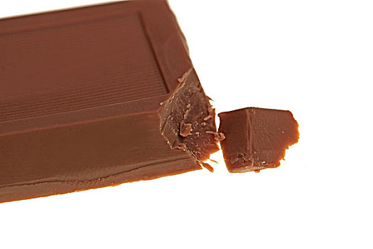 被切开棕色巧克力
