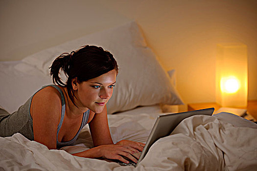 卧室,晚间,女人,笔记本电脑,躺下,床上