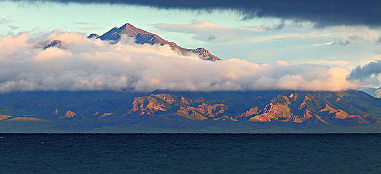 新疆赛里木湖的清晨