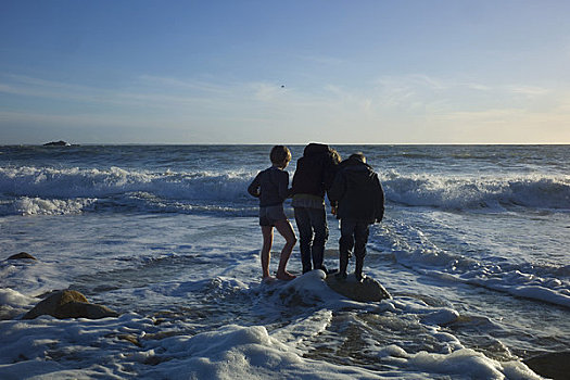 三个男孩,站立,石头,海滩,冬天,基伯龙,海湾,莫尔比昂省,法国