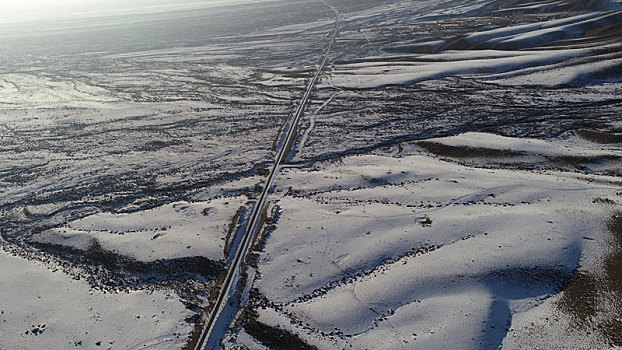 新疆哈密,雪落天山戈壁路