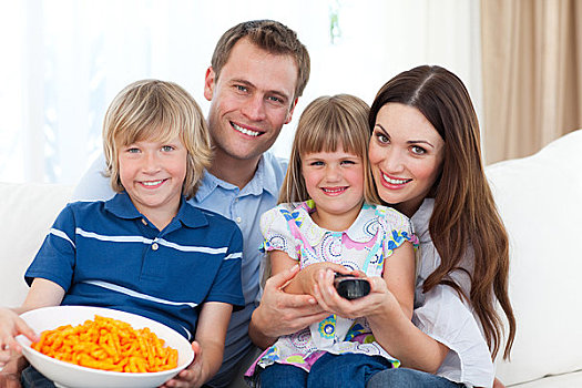 幸福之家,看电视,吃,松脆食品