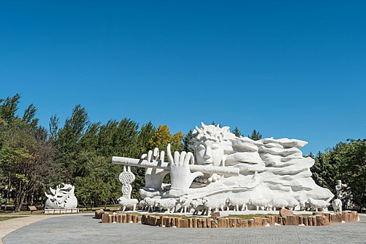 中国哈尔滨秋季晴天太阳岛景区广场雕塑