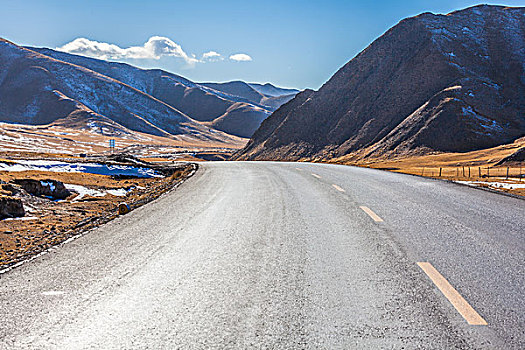 中国西部荒野道路