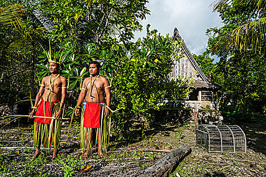两个,传统,衣服,男人,站立,正面,石头,钱,雅浦岛,岛屿,密克罗尼西亚,大洋洲
