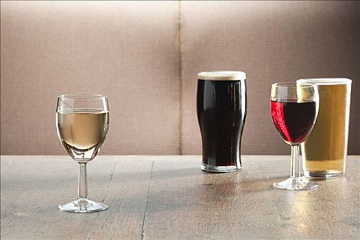 葡萄酒,啤酒杯,桌上,酒吧
