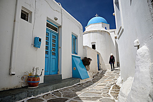 希腊,希腊群岛,爱琴海,基克拉迪群岛,帕罗斯岛,岛屿,女人,走,狭窄街道,乡村,小,教堂,蓝色,圆顶