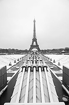 法国巴黎艾菲尔铁塔的雪景