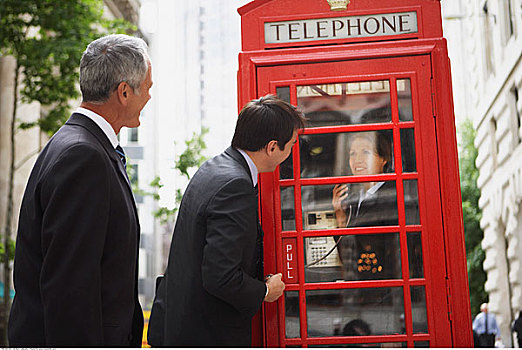 商务人士,电话亭,伦敦,英格兰