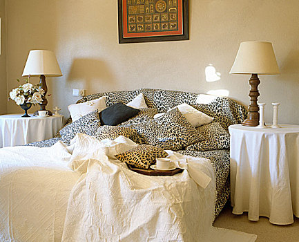 卧室,兽纹图案,床头板,床上用品,边桌,台灯
