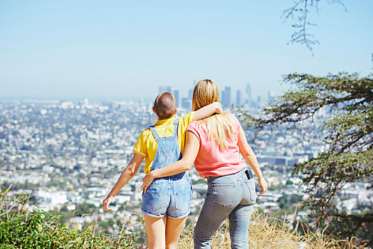 两个,美女,朋友,看,天际线,山顶,后视图,洛杉矶,加利福尼亚,美国