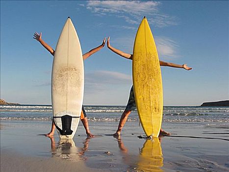 两个人,站立,后面,冲浪板,海滩