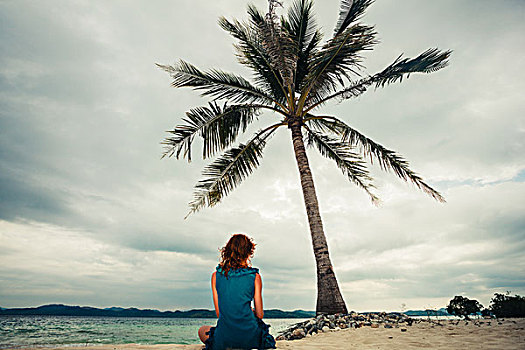 美女,坐,棕榈树,热带沙滩