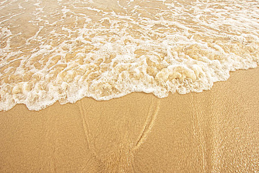 海浪拍打在沙滩上