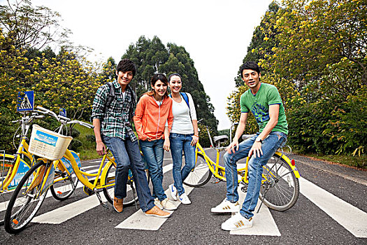 年轻大学生在校园里骑车