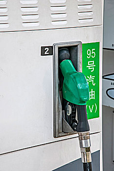 重庆至长沙g5516高速公路上的加油站
