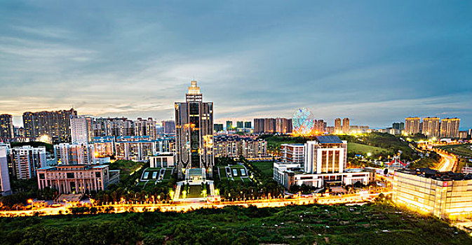 广西南宁凤岭水世界,大风车,夜景