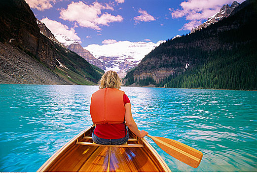 独木舟,路易斯湖,班芙国家公园,艾伯塔省,加拿大