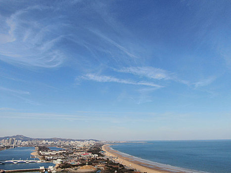 山东省日照市,蓝天碧海映衬下的海滨城市风景宜人,游艇往来穿梭海鸥翔集