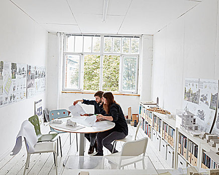现代办公室,两个人,会面,讨论,建筑,绘画