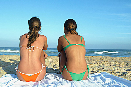 背面视角,两个,美女,海滩