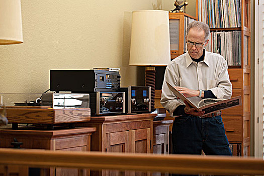 老人,读,黑胶唱片,遮盖,客厅