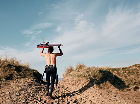 男人,走,小路,沙丘,海洋,冲浪板,平衡性,头部