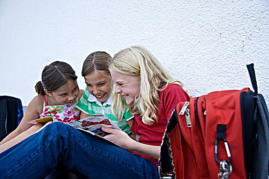 三个,女生,坐,校园,读,杂志,笑