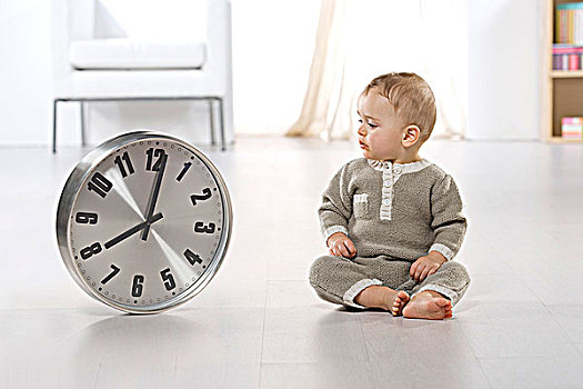 婴儿,看,钟表,地板