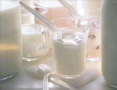 两个,玻璃杯,酸奶,牛奶,瓶子