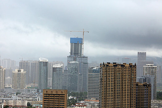 山东省日照市,受8号台风影响,乌云翻滚风雨欲来笼罩高楼大厦