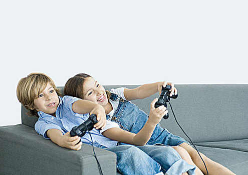 男孩,女孩,玩,电子游戏,拿着,室外,游戏手柄,沙发