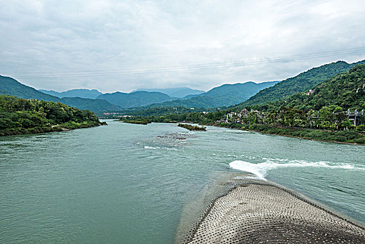 都江堰河岸水面