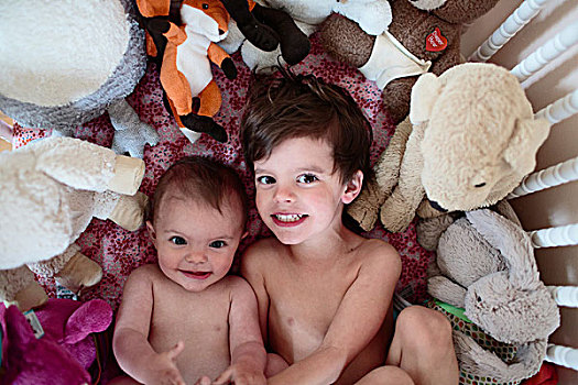 两个孩子,男孩,女婴,卧,小床,围绕,填充玩具
