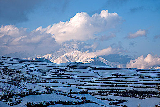 云南东川红土地雪后眺望轿子山