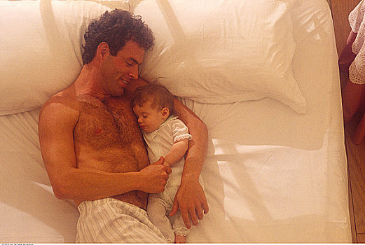 父亲,躺着,床,婴儿