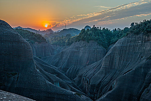 山,太阳,逆光,刺眼,线条,层次,驴友,旅行,地质公园,丹霞地貌,灌木,水潭,素材,质感,设计,细腻,纹理,树