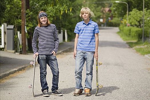 两个男孩,滑板