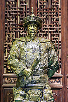 中国山西省临汾市华门景区内康熙铜塑像