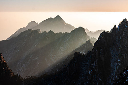 中国安徽黄山风景区,冬日雪后奇峰怪石林立,云雾飘渺宛若仙境