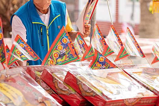 中国鬼节中元普渡丰盛的祭祀品及人们