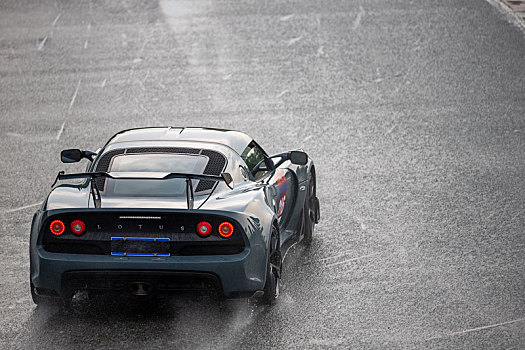 赛车在雨中激烈对抗