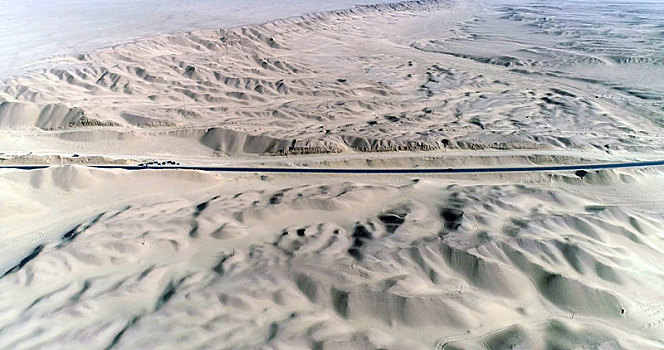 青海格尔木,荒漠戈壁中的公路