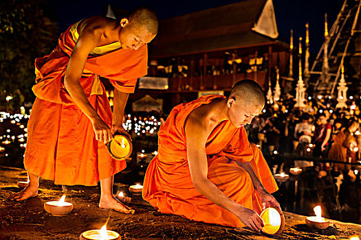 年轻,僧侣,点燃,蜡烛,庆贺,寺院,清迈,泰国,亚洲