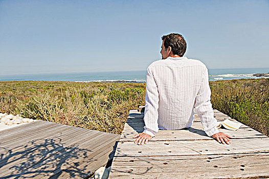 后视图,一个,男人,坐,木板路,海滩