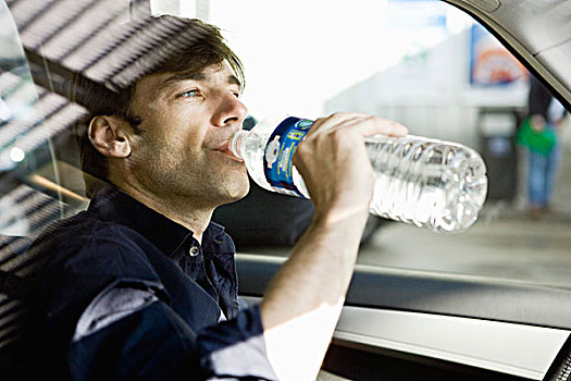 男人,喝,瓶装水,驾驶